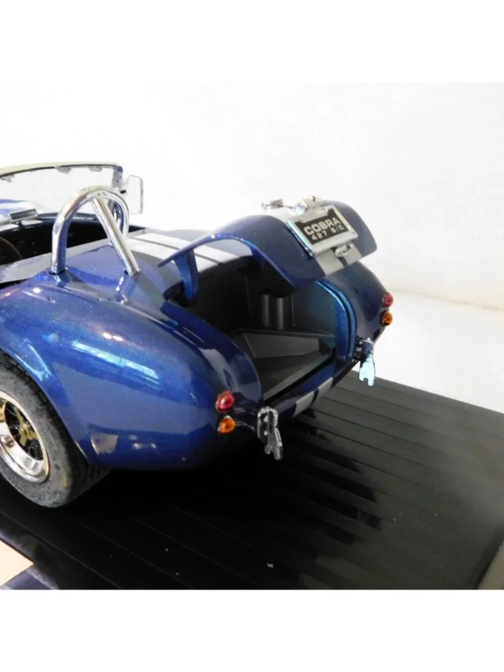 1964 Shelby Cobra 427S/C Die Cast Model 1:18 Blue Scale Road Legends